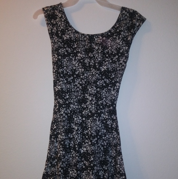 American Eagle back and white floral sundress - Picture 1 of 3